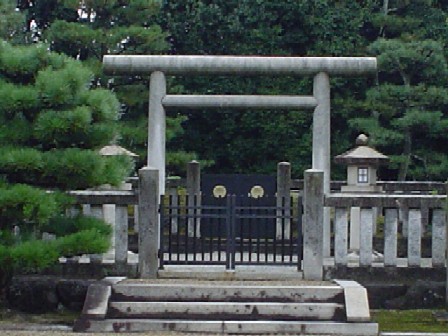 安倍晴明のお隣は 長慶天皇ご陵