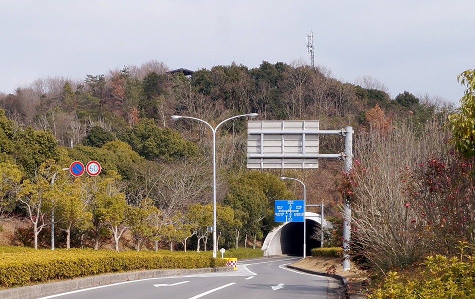 秋葉神社　神戸市西区（トンネルの上）
