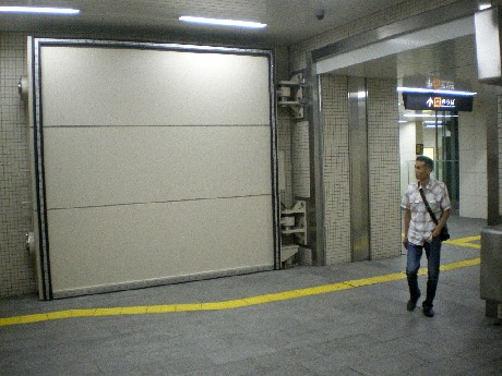 大深度地下鉄にある分厚い鉄の扉