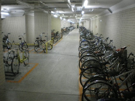 扉の中の広場(自電車置き場)
