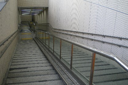 大深度地下鉄への階段